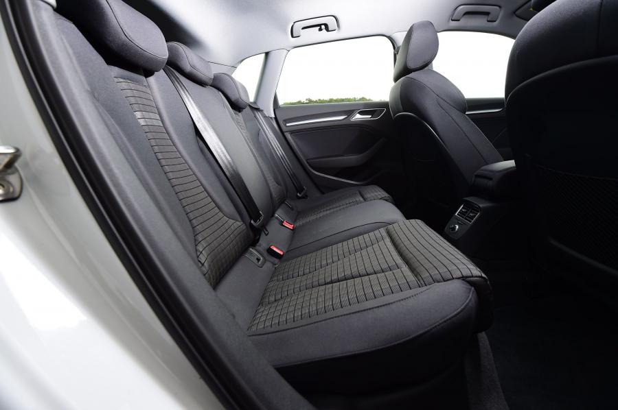 Интерьер Audi A3 Sportback e-tron (8V) 2016 года  (UK) (фото 2 из 11)
